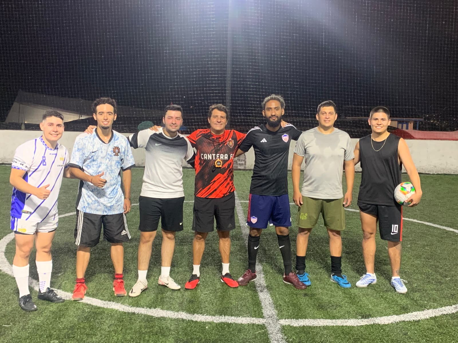 Cantera FIT Club — grupo de integrantes posando en la cancha