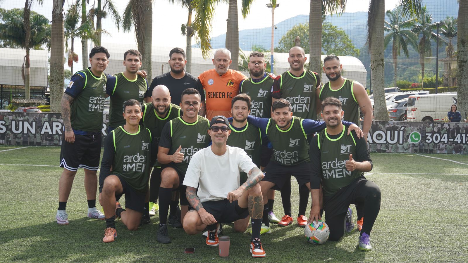 Torneo Relámpago Cantera FC — equipo posando en la cancha, con un integrante sentado al frente sosteniendo el balón