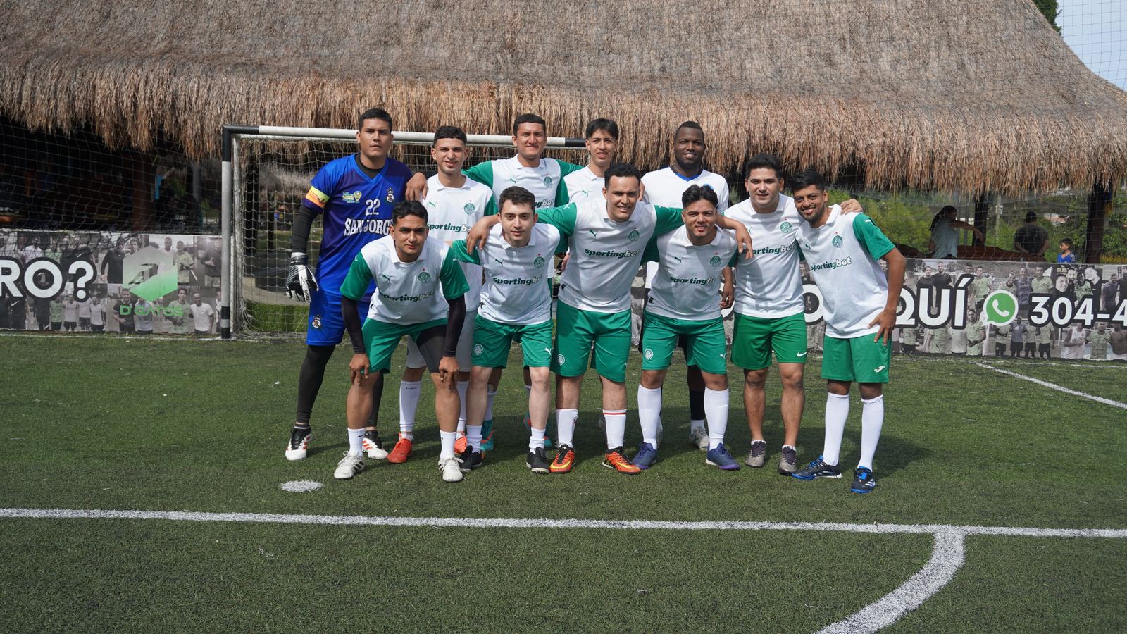 Torneo Relámpago Cantera FC — equipo con camisetas Sportingbet posando junto al arquero de San Jorge