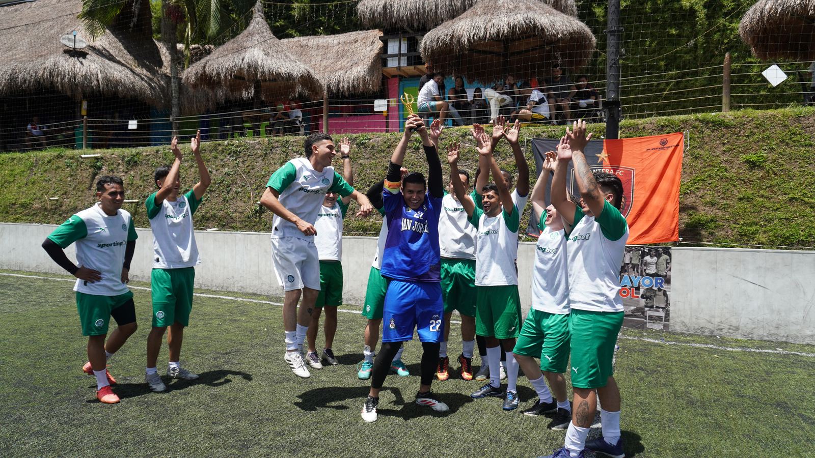 Torneo Relámpago Cantera FC — celebración del equipo con el portero levantando el trofeo entre saltos