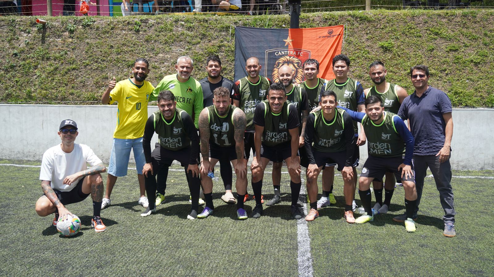 Torneo Relámpago Cantera FC — equipo y organizadores posando frente al banner de Cantera FC