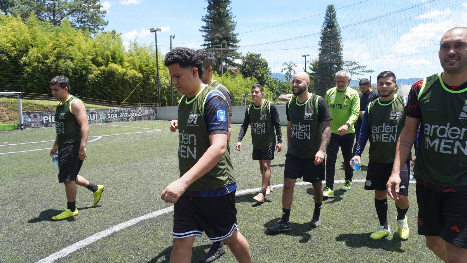 Torneo Relámpago Cantera FC — jugadores caminando hacia la cancha antes del partido