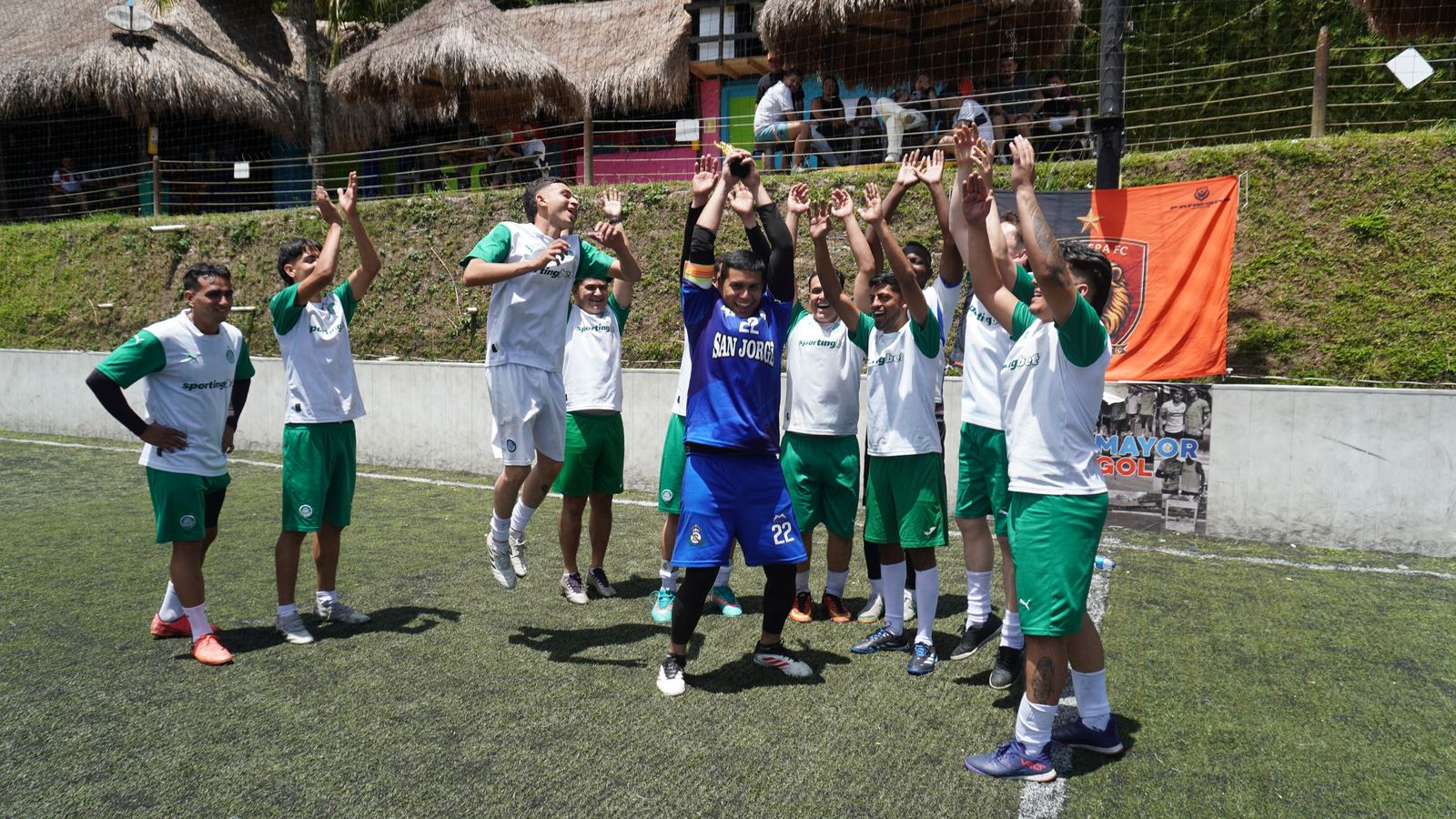 Torneo Relámpago Cantera FC — celebración del equipo con el arquero levantando el trofeo