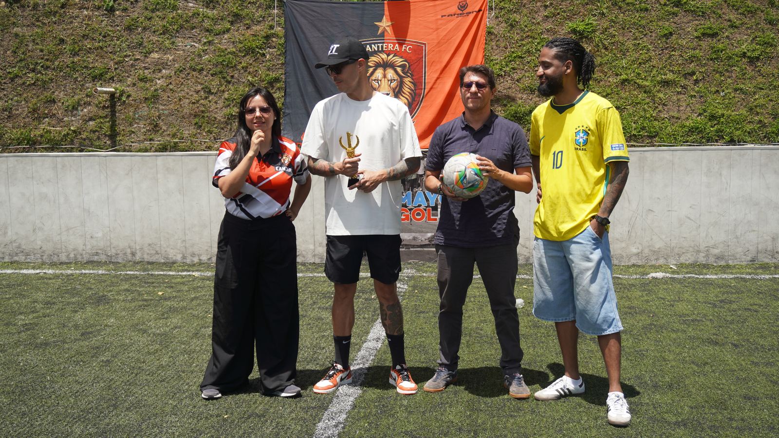 Torneo Relámpago Cantera FC — entrega de trofeo y balón junto al banner de Cantera FC