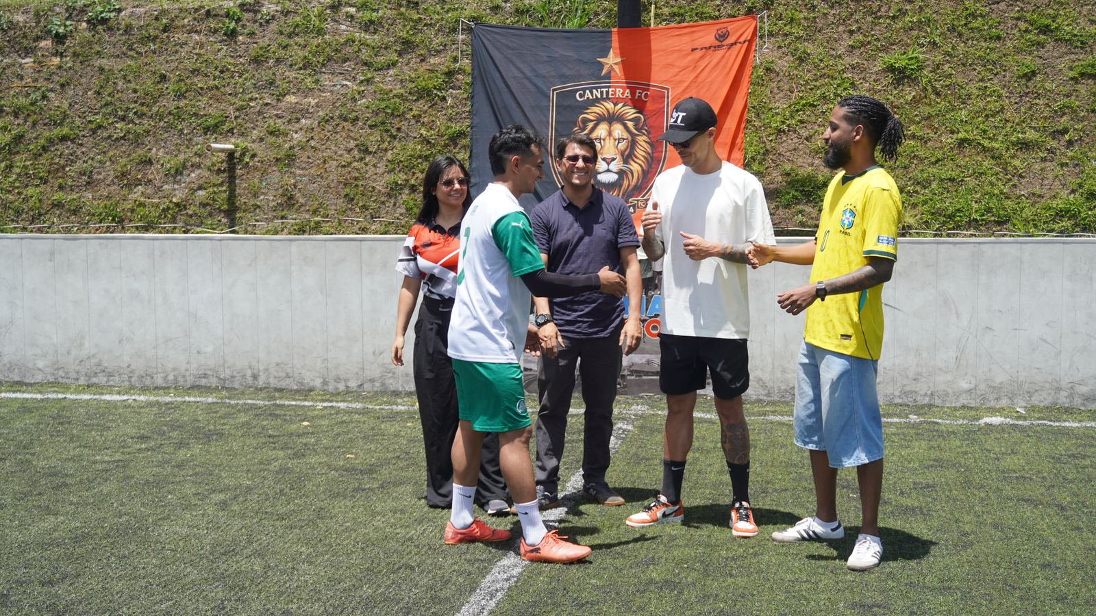 Torneo Relámpago Cantera FC — saludo de manos entre jugadores y organizadores en la cancha