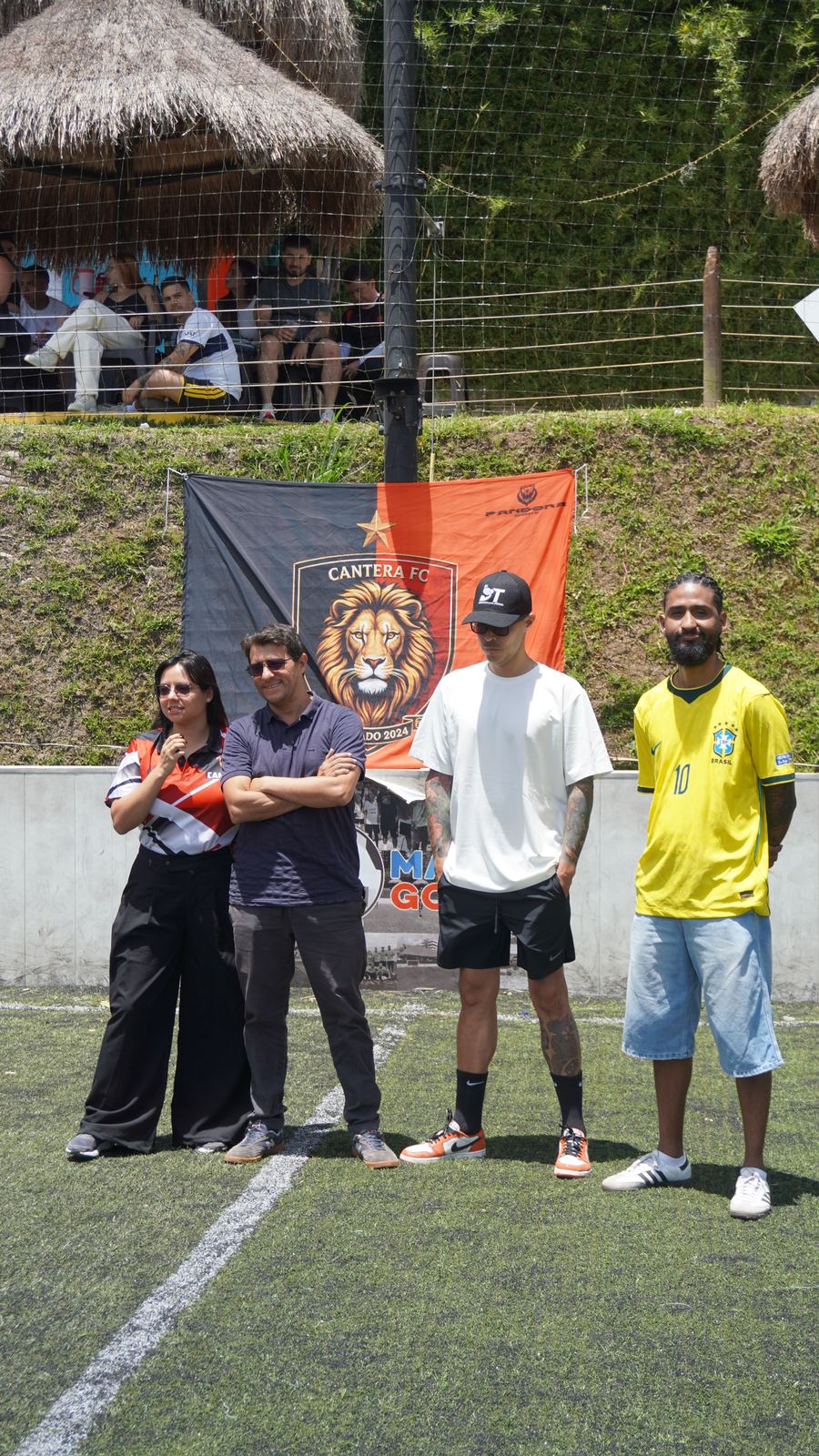 Torneo Relámpago Cantera FC — organizadores y aliados posando frente al banner de Cantera FC