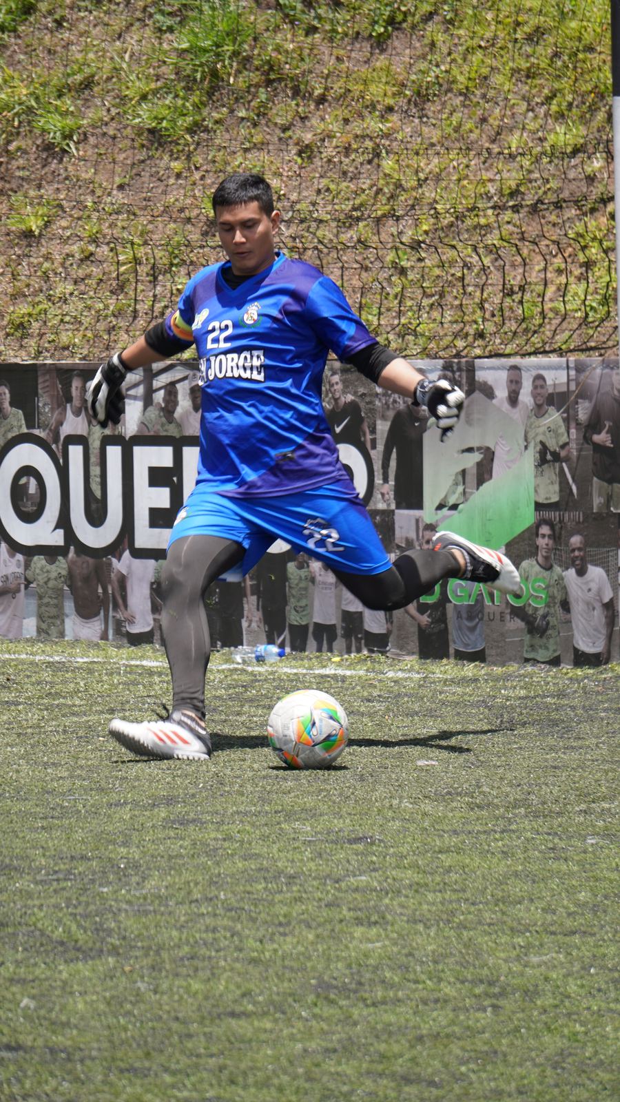 Torneo Relámpago Cantera FC — arquero de San Jorge pateando el balón