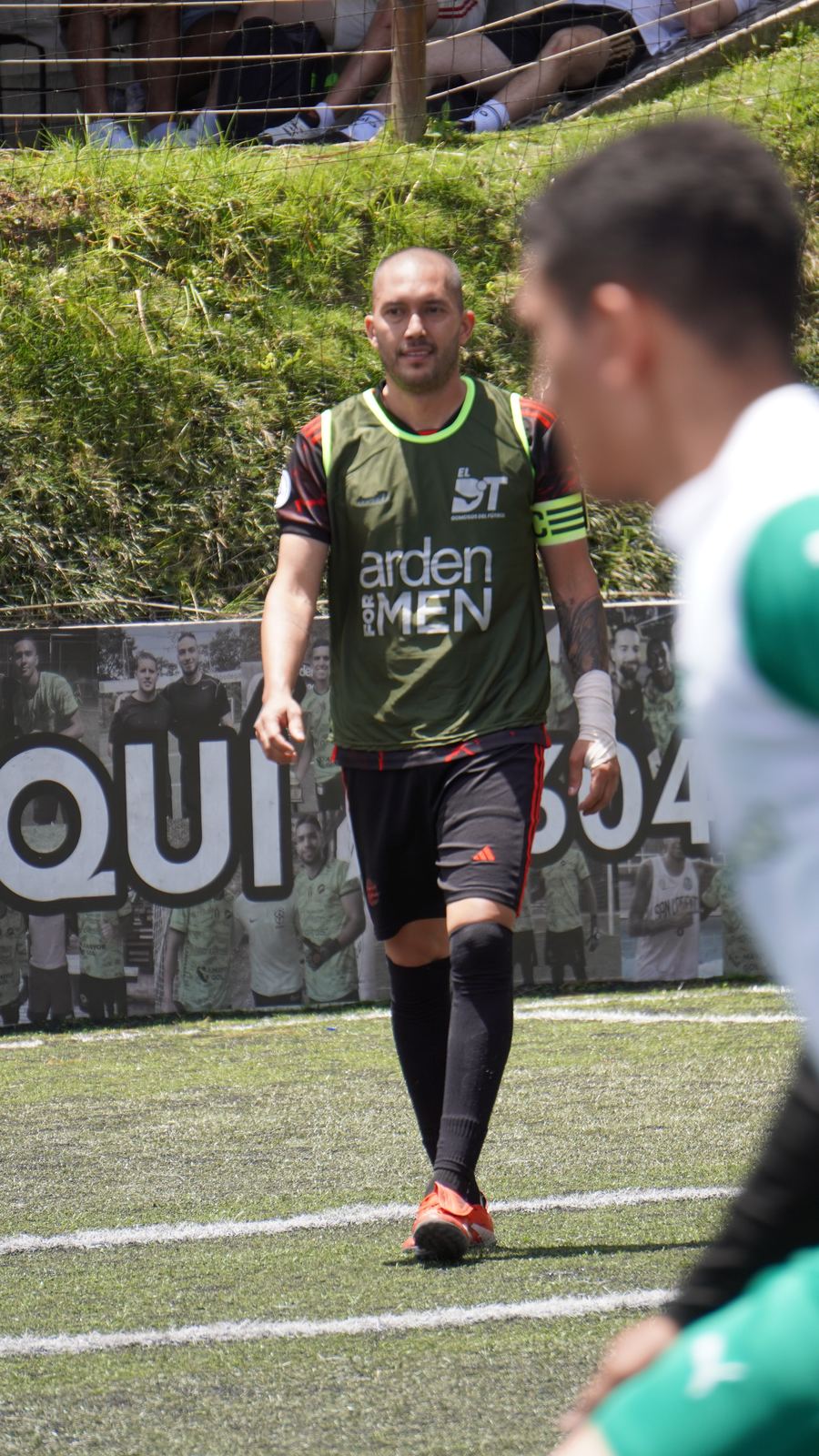 Torneo Relámpago Cantera FC — capitán con brazalete caminando por la cancha