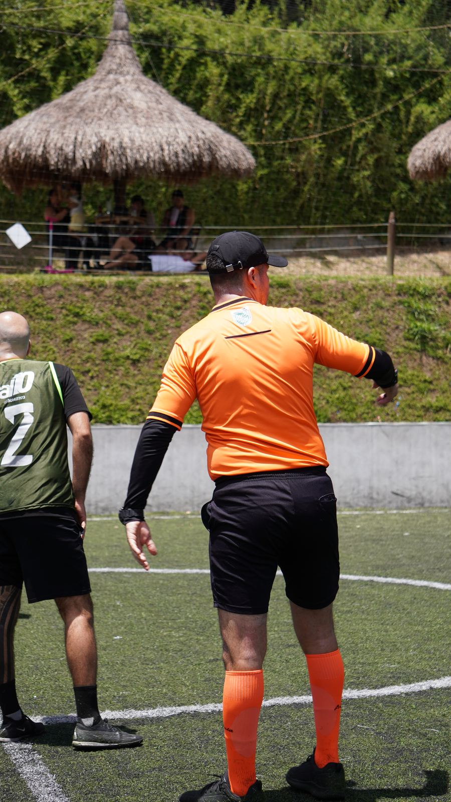 Torneo Relámpago Cantera FC — árbitro dando indicaciones durante el partido