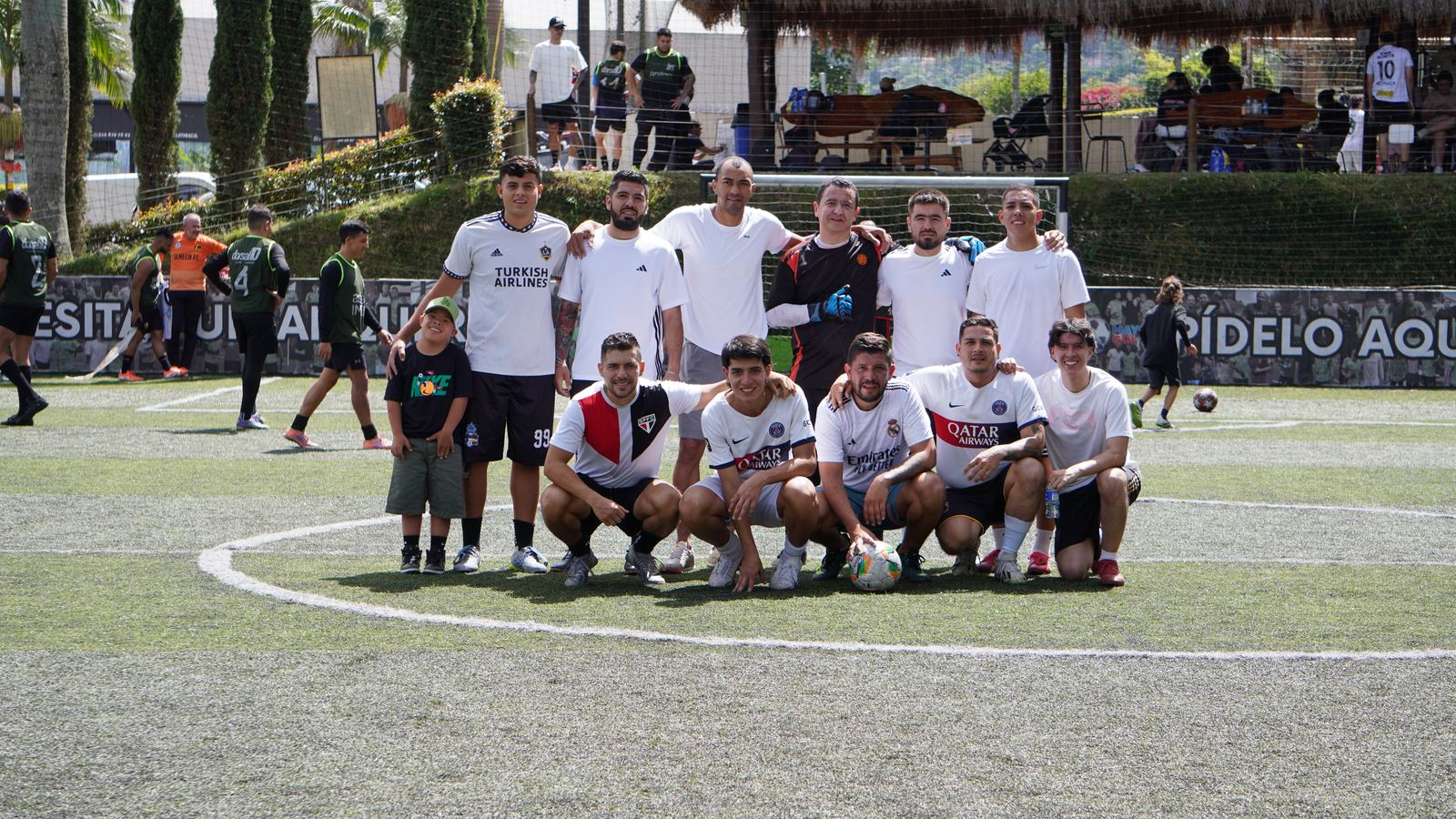 Torneo Relámpago Cantera FC — equipo completo posando en el centro de la cancha junto a un pequeño hincha