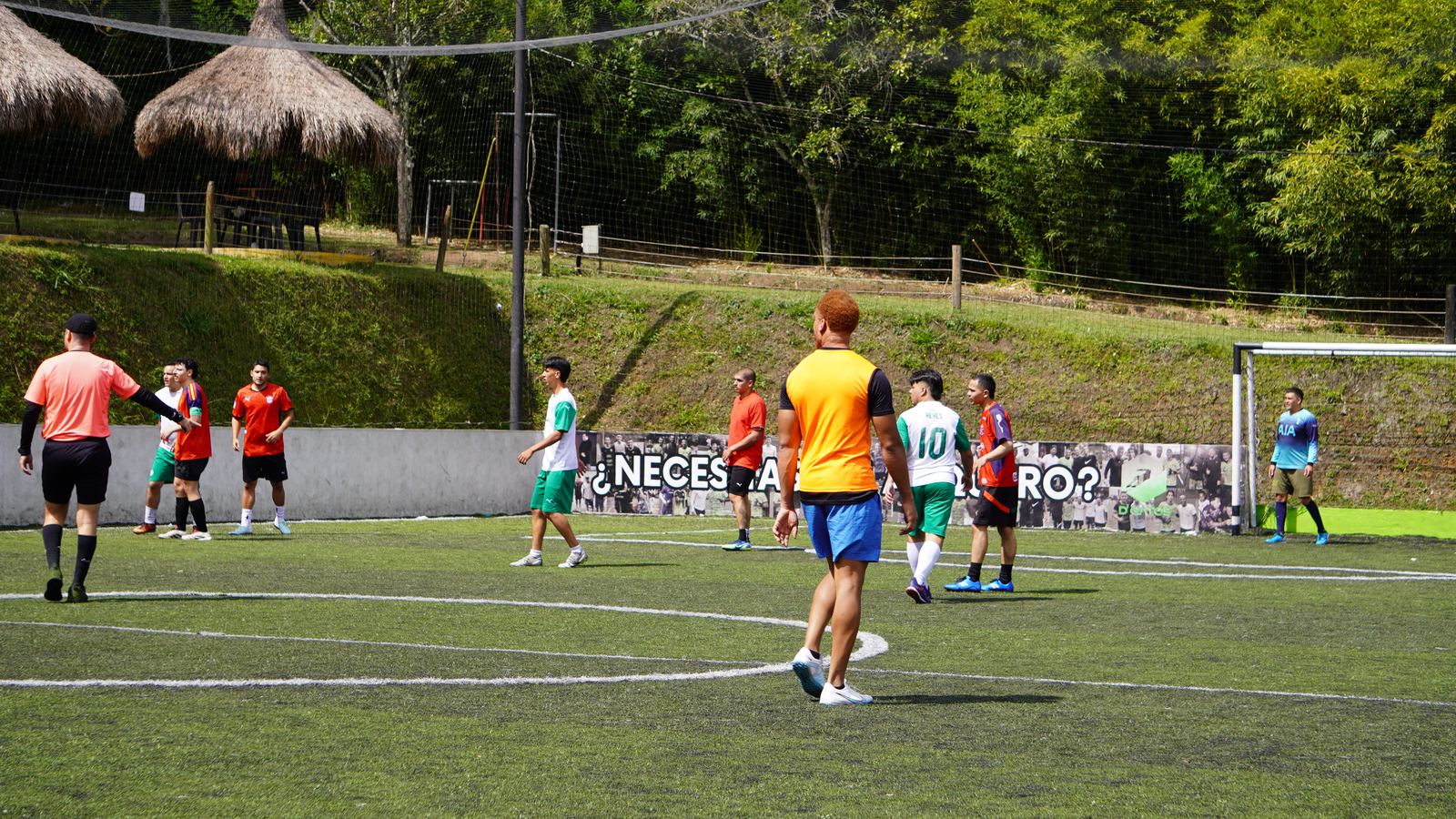 Torneo Relámpago Cantera FC — árbitro dirigiendo la jugada en pleno partido