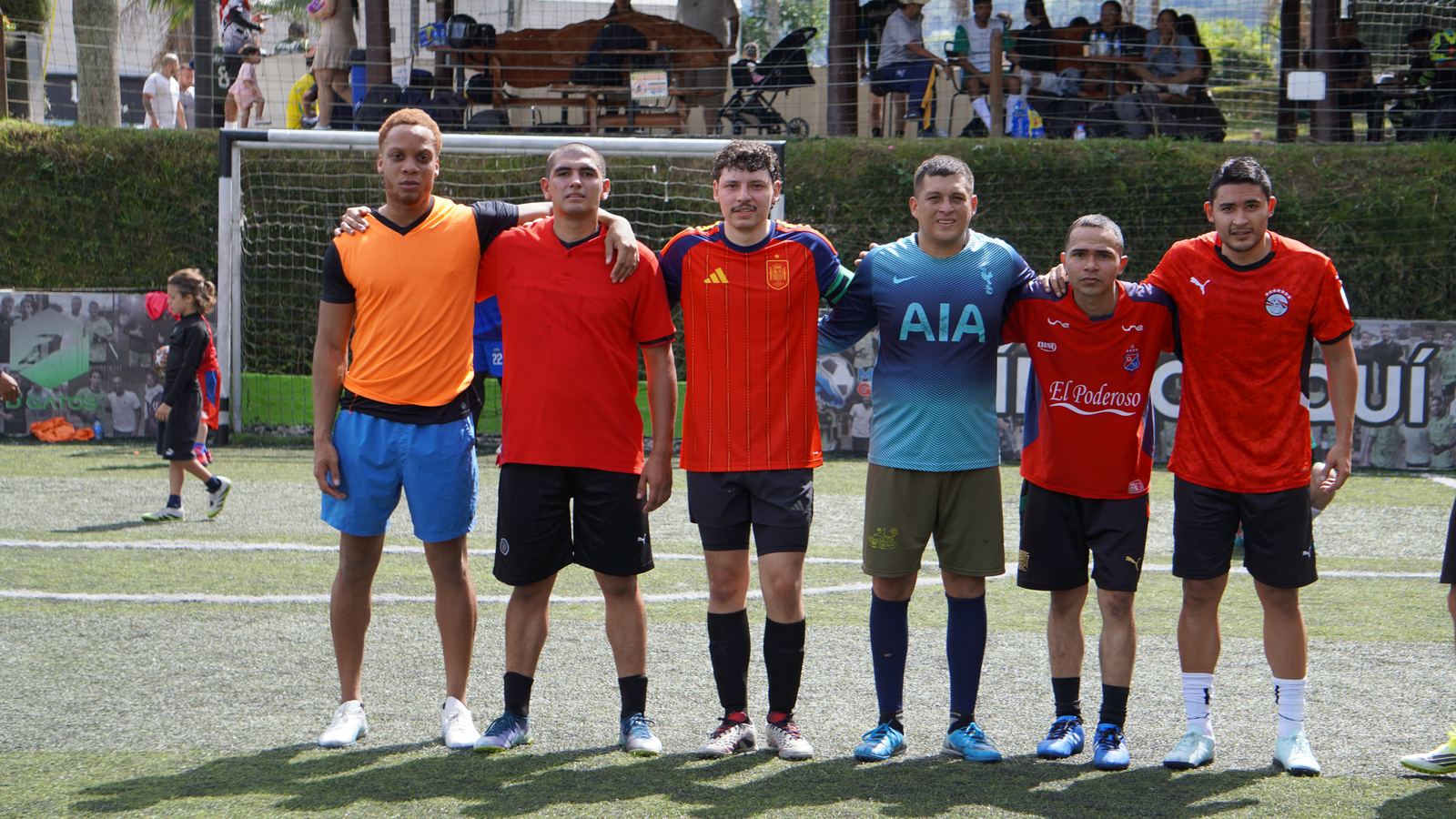Torneo Relámpago Cantera FC — grupo de amigos posando con camisetas de distintos equipos