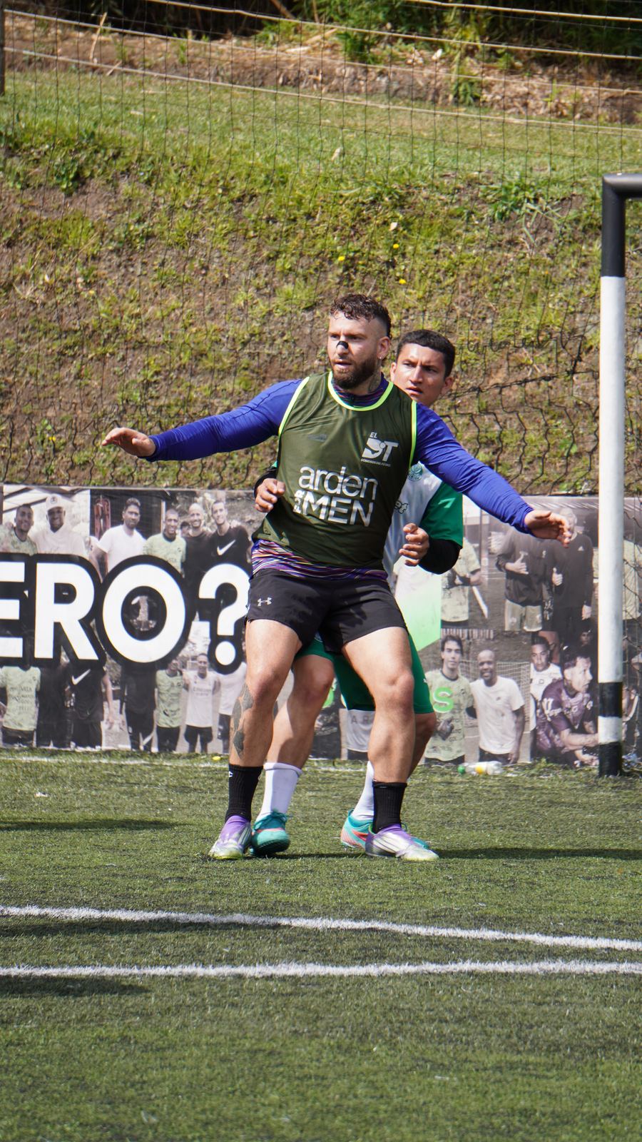 Torneo Relámpago Cantera FC — jugador en plena jugada, brazos extendidos mientras marca a su rival