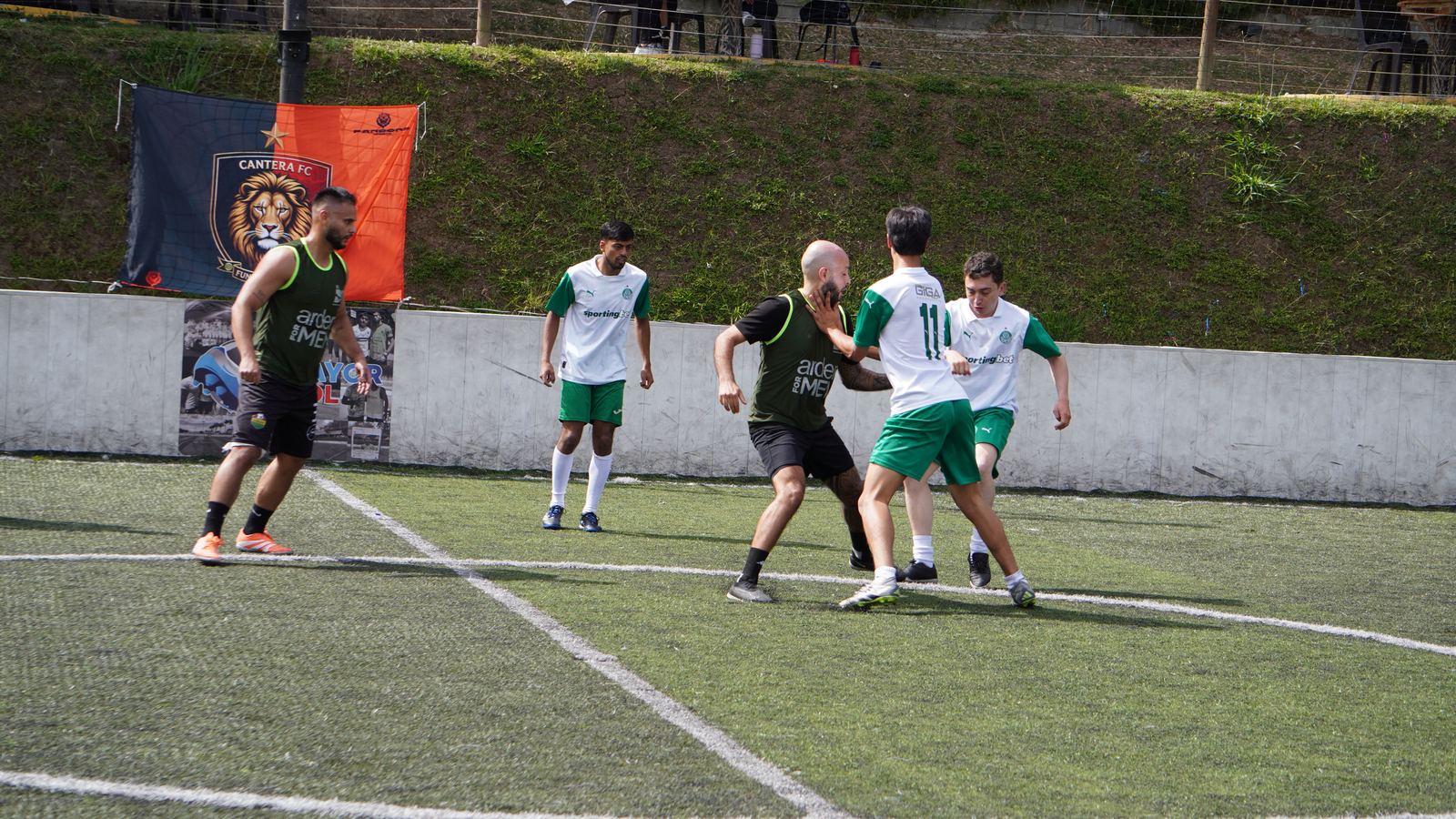 Torneo Relámpago Cantera FC — disputa del balón entre varios jugadores frente al banner de Cantera FC