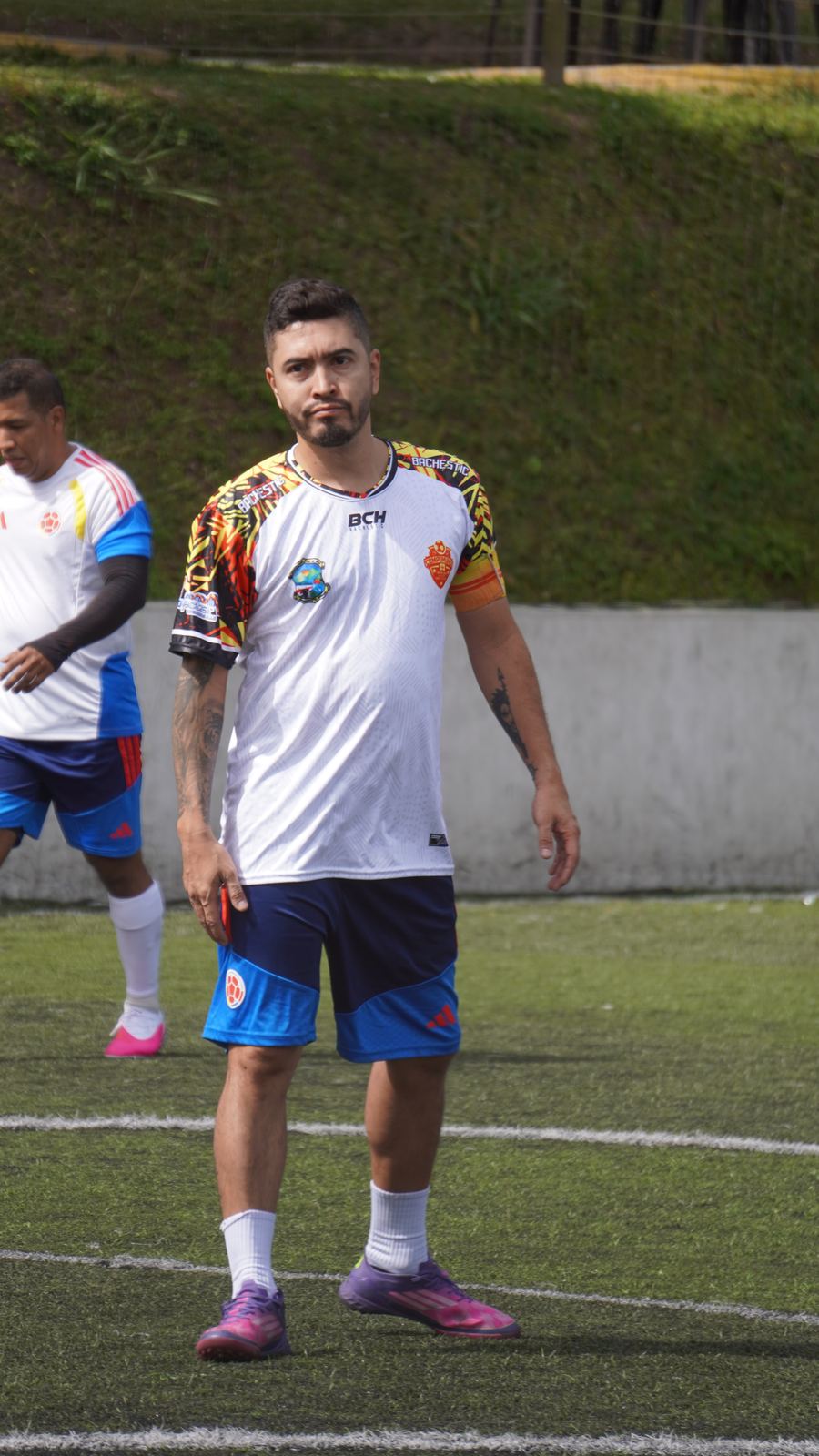 Torneo Relámpago Cantera FC — jugador con camiseta personalizada caminando por la cancha