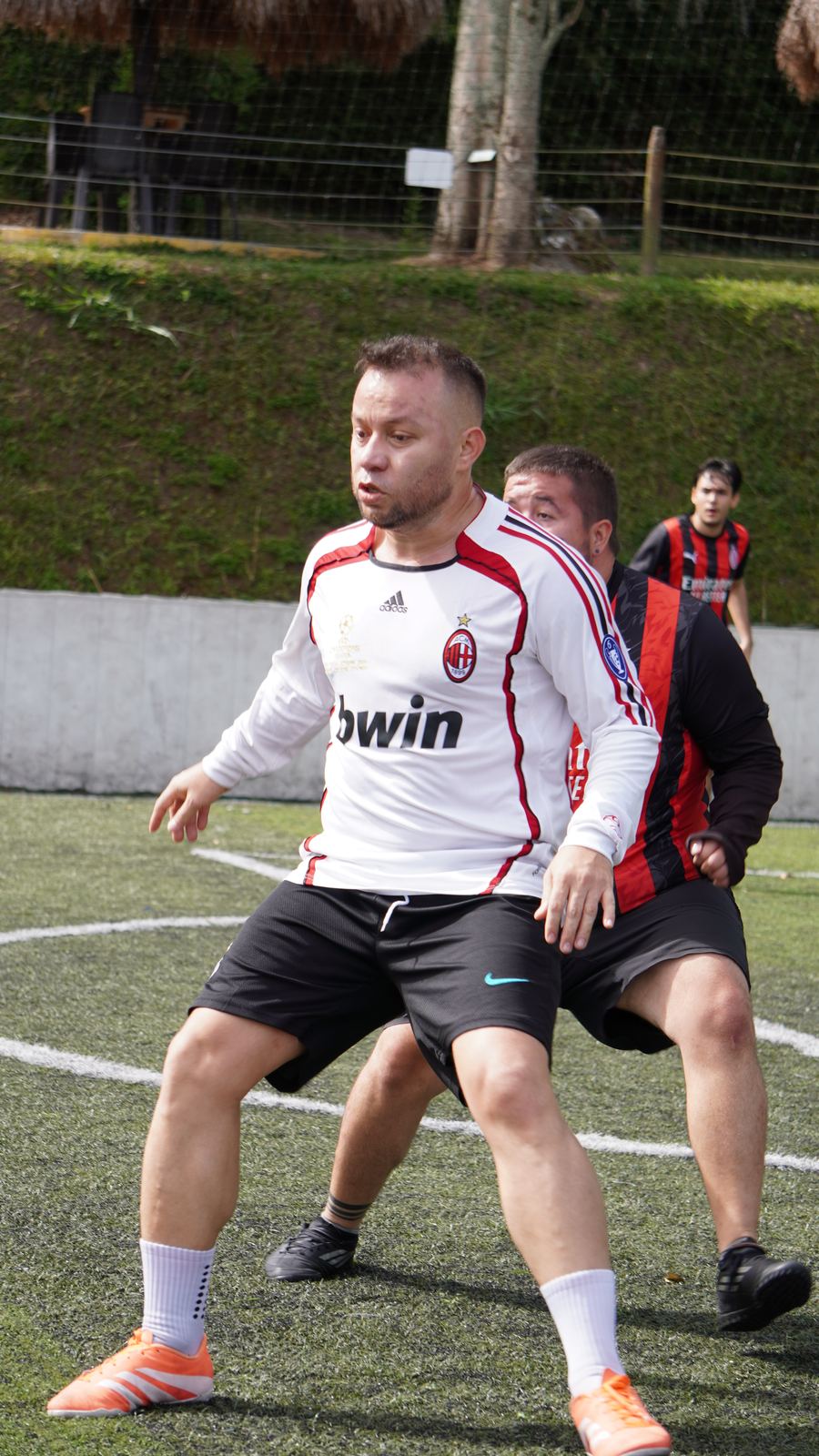 Torneo Relámpago Cantera FC — duelo cuerpo a cuerpo entre dos jugadores durante el partido
