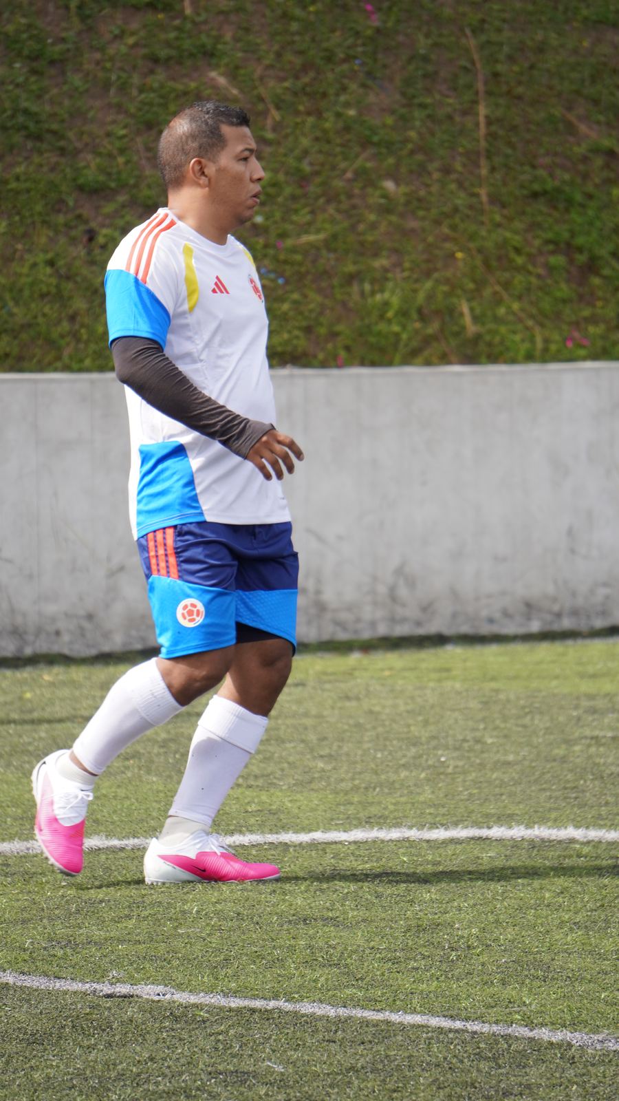 Torneo Relámpago Cantera FC — jugador con uniforme de la selección Colombia caminando por la cancha