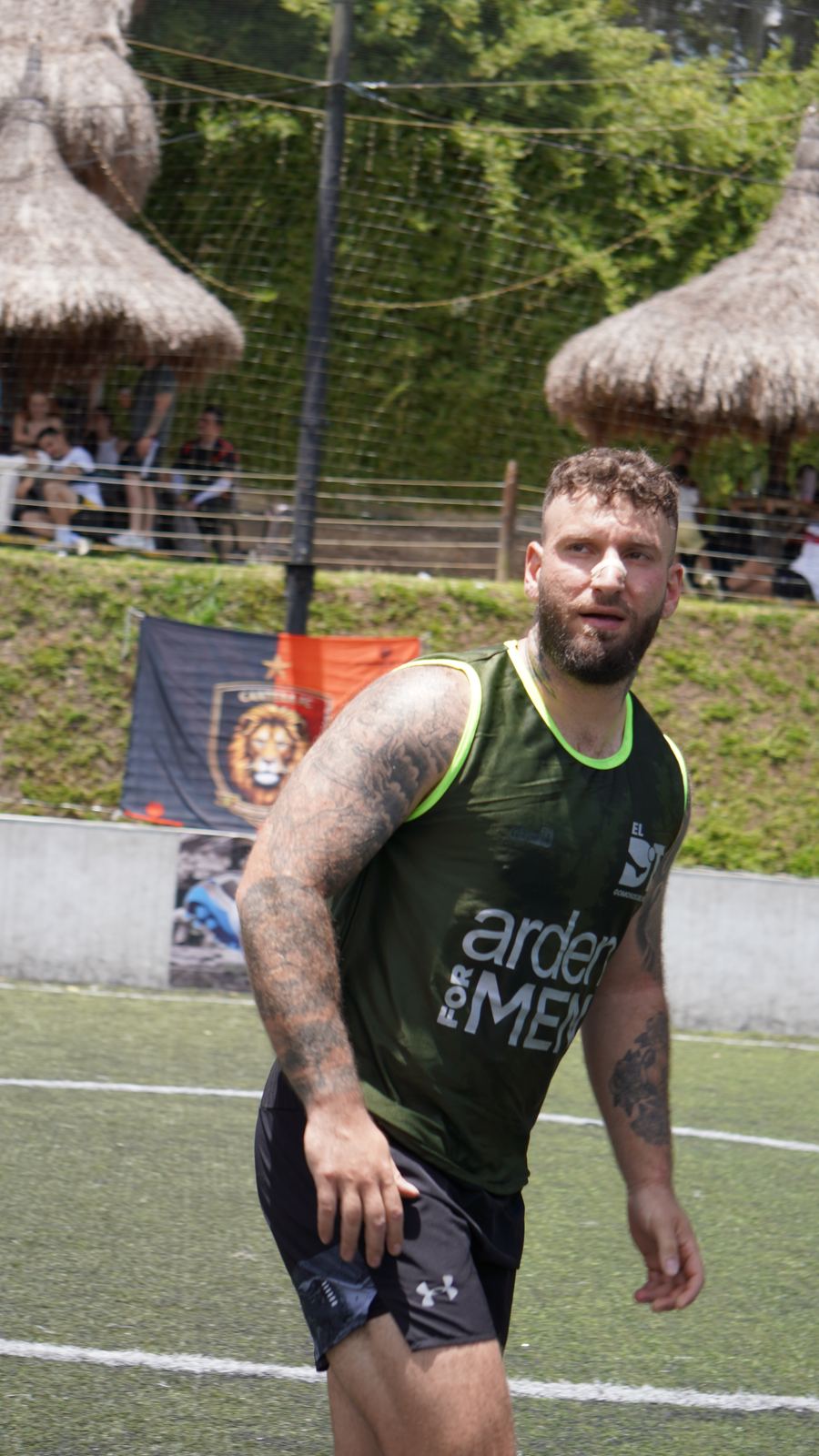 Torneo Relámpago Cantera FC — jugador observando el partido junto a los kioscos